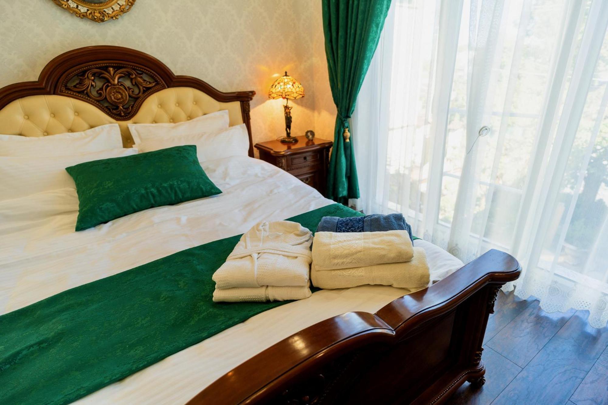 בוקרשט Luxurious Villa With Lush Garden And Huge Terrace Near Herastrau Park מראה חיצוני תמונה