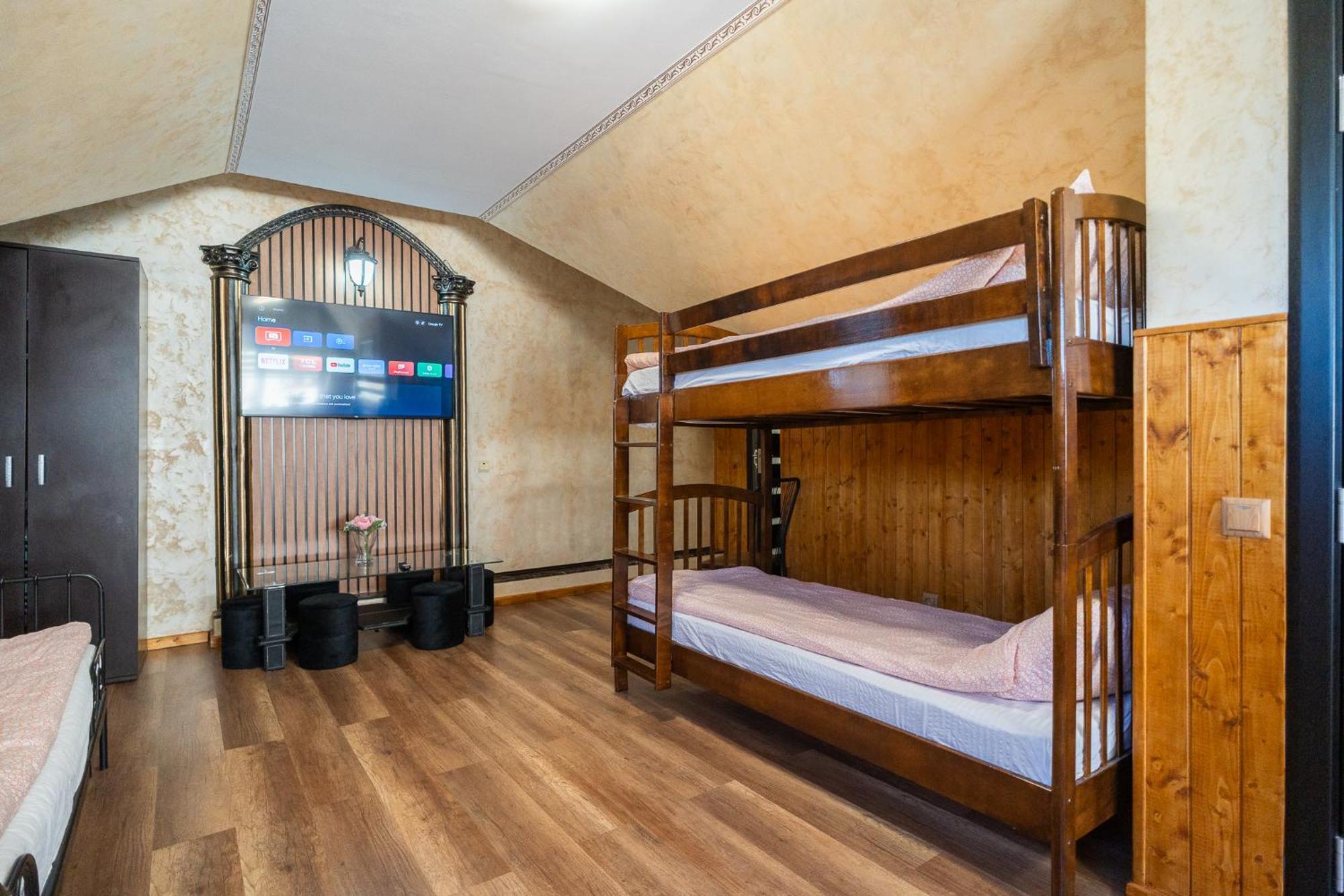 בוקרשט Luxurious Villa With Lush Garden And Huge Terrace Near Herastrau Park מראה חיצוני תמונה