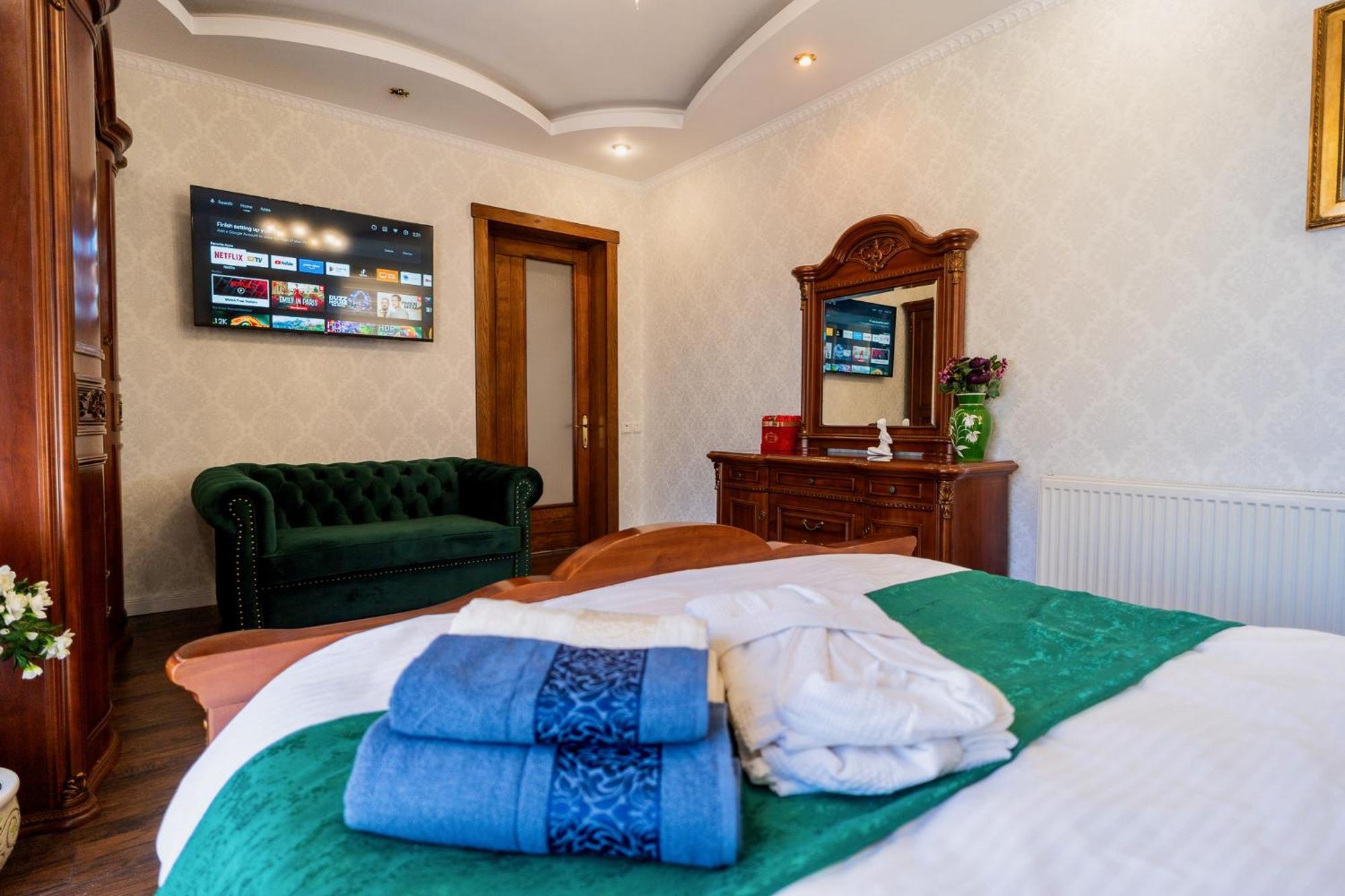 בוקרשט Luxurious Villa With Lush Garden And Huge Terrace Near Herastrau Park מראה חיצוני תמונה