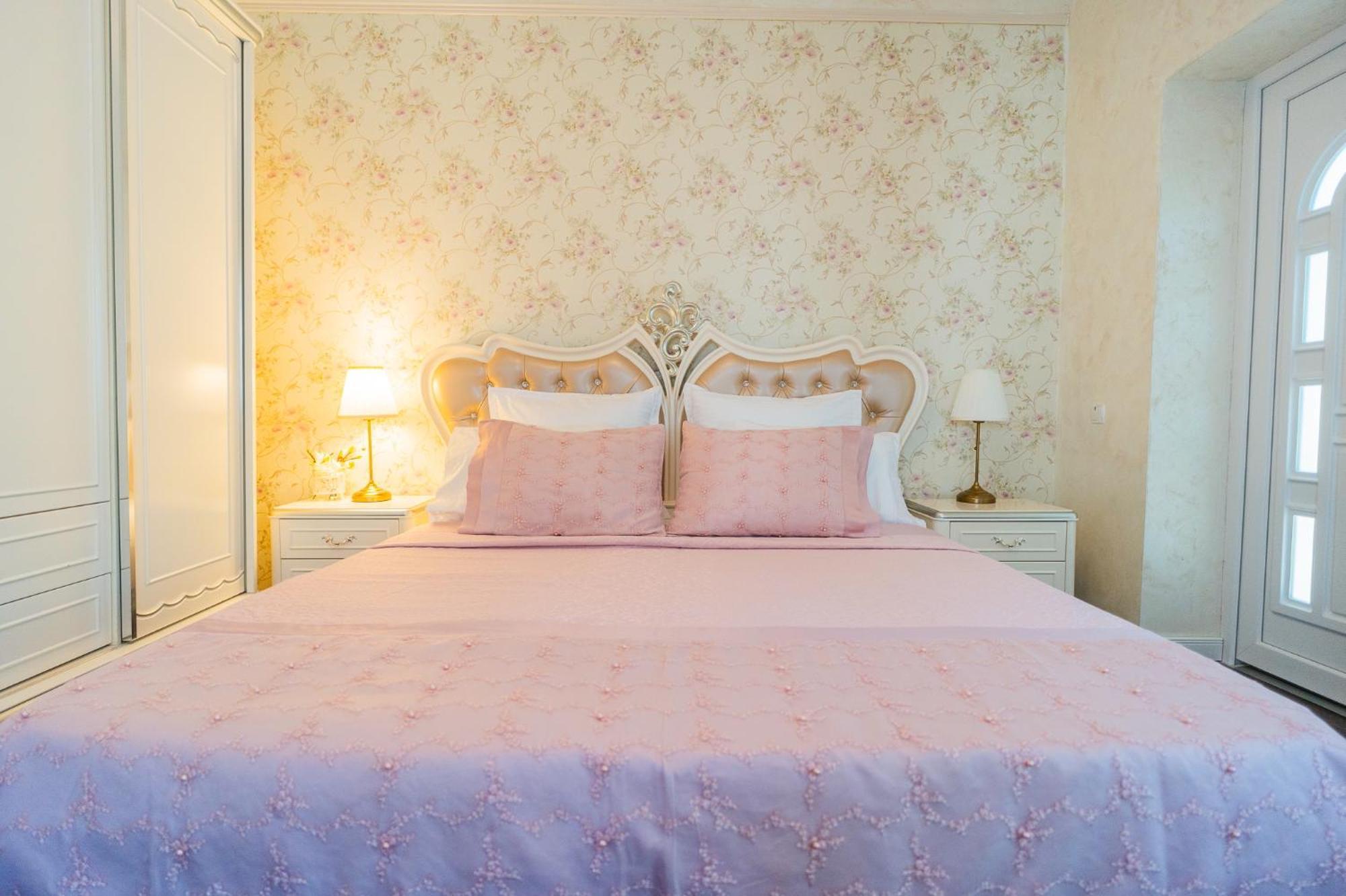 בוקרשט Luxurious Villa With Lush Garden And Huge Terrace Near Herastrau Park מראה חיצוני תמונה