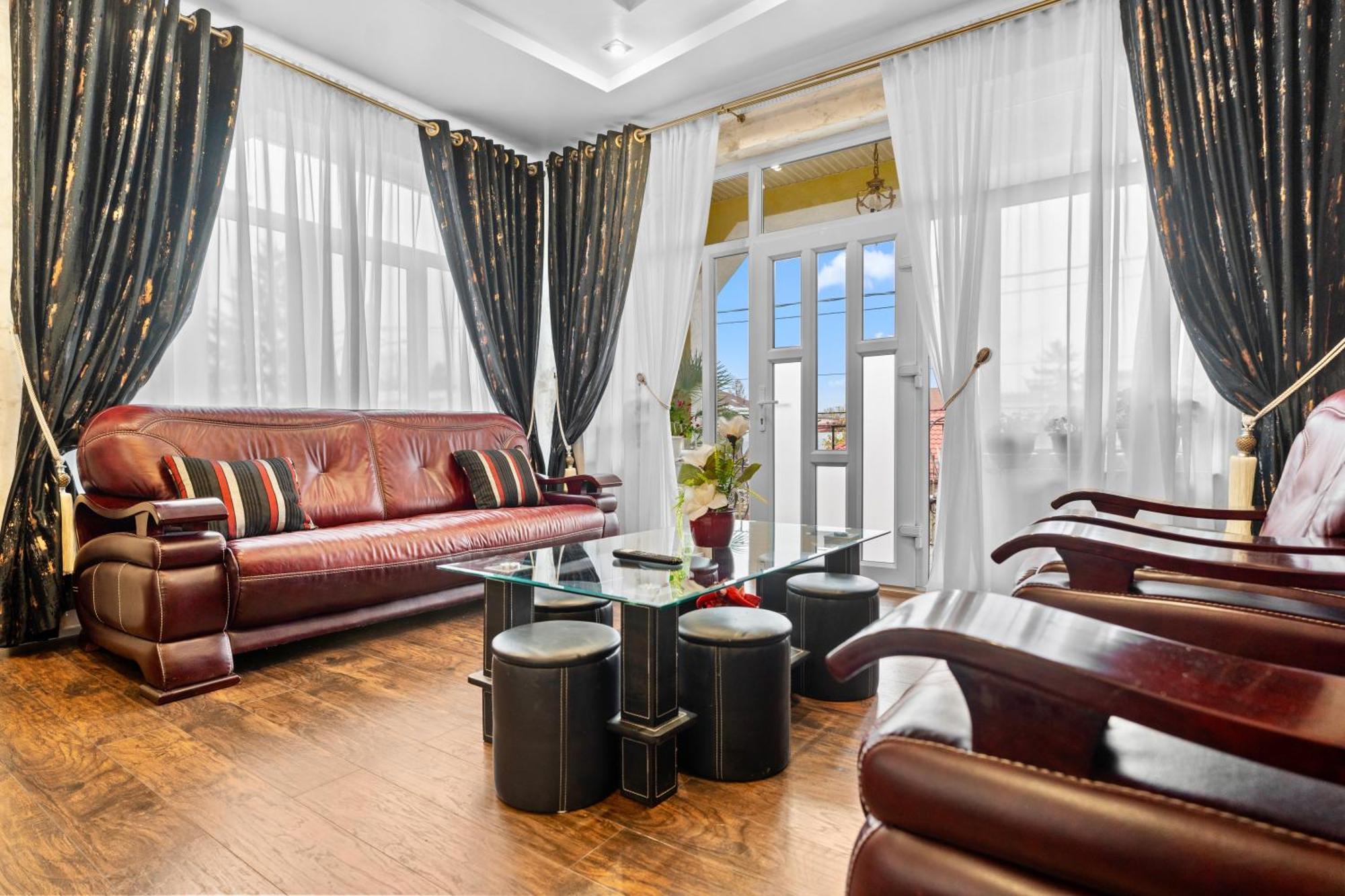 בוקרשט Luxurious Villa With Lush Garden And Huge Terrace Near Herastrau Park מראה חיצוני תמונה