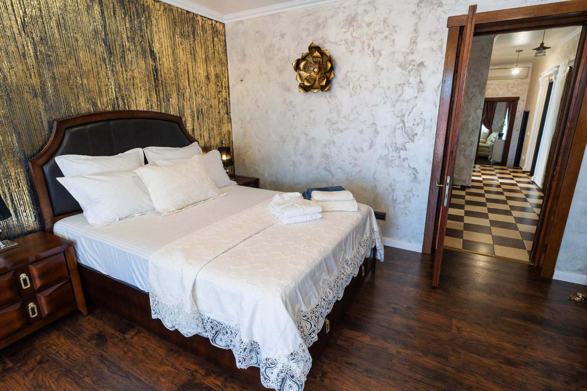 בוקרשט Luxurious Villa With Lush Garden And Huge Terrace Near Herastrau Park מראה חיצוני תמונה