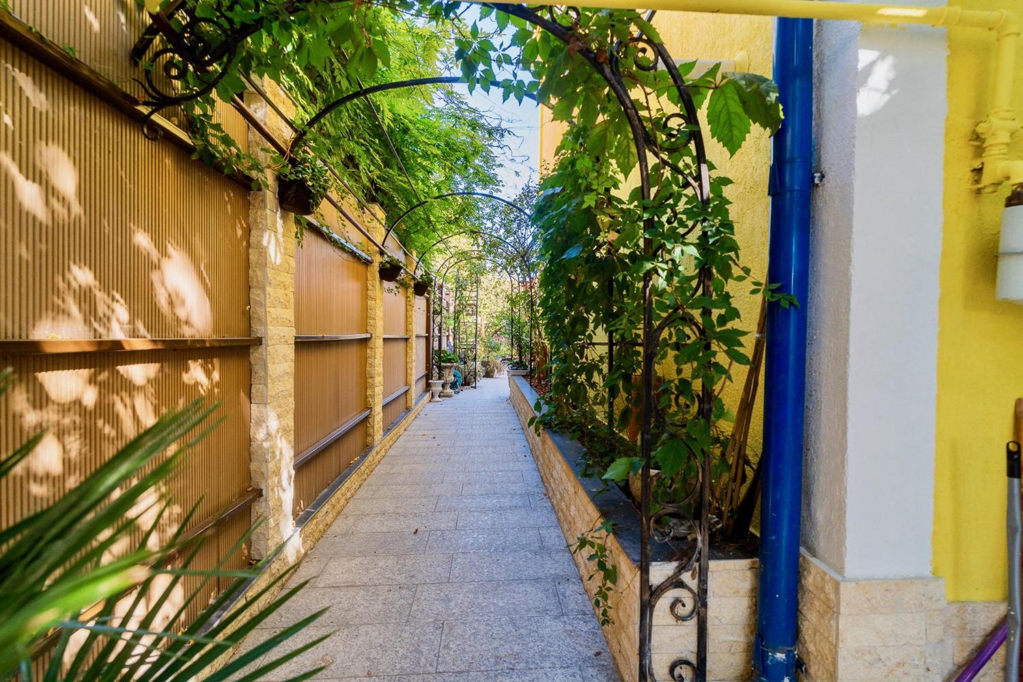 בוקרשט Luxurious Villa With Lush Garden And Huge Terrace Near Herastrau Park מראה חיצוני תמונה