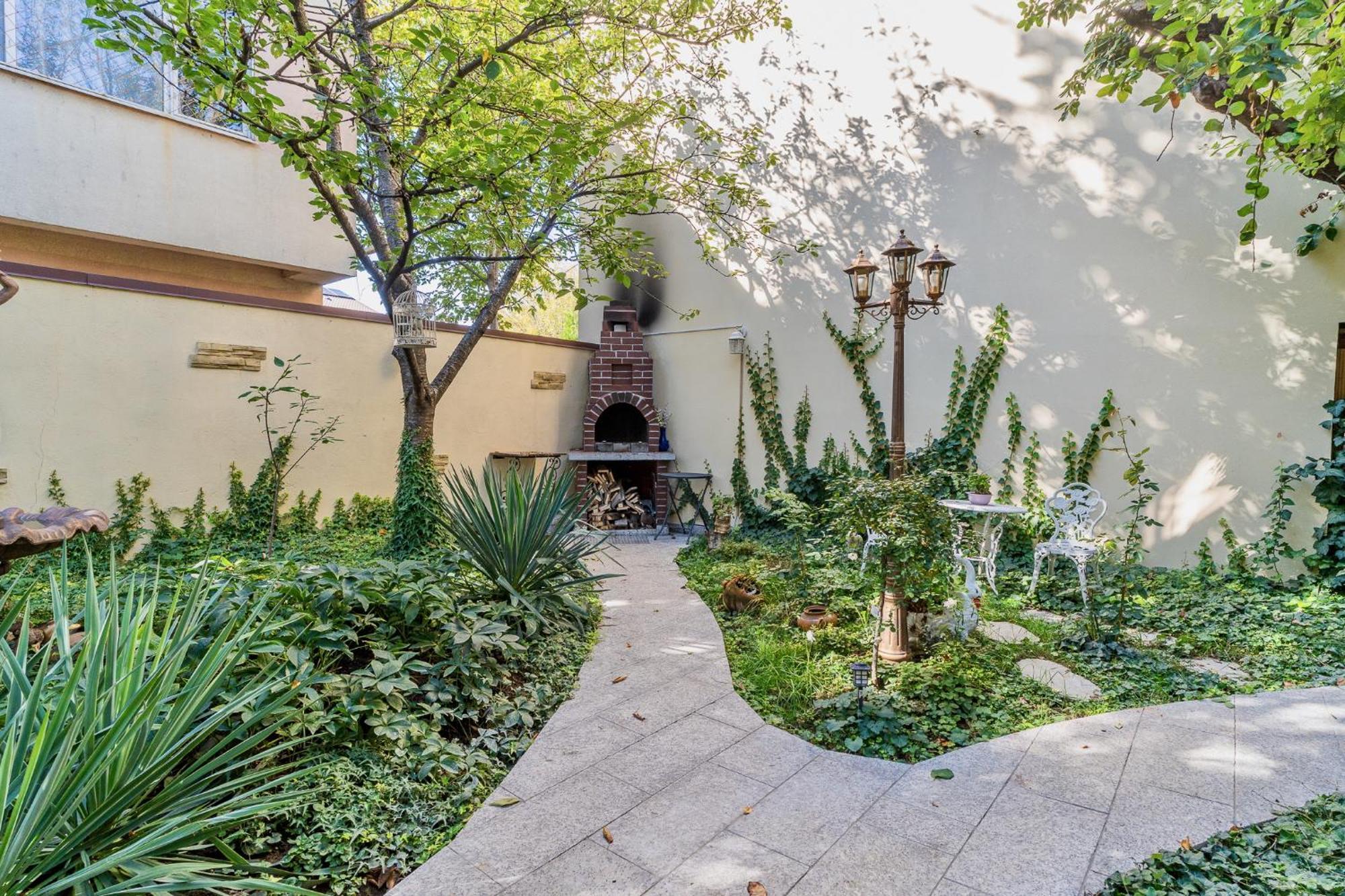 בוקרשט Luxurious Villa With Lush Garden And Huge Terrace Near Herastrau Park מראה חיצוני תמונה