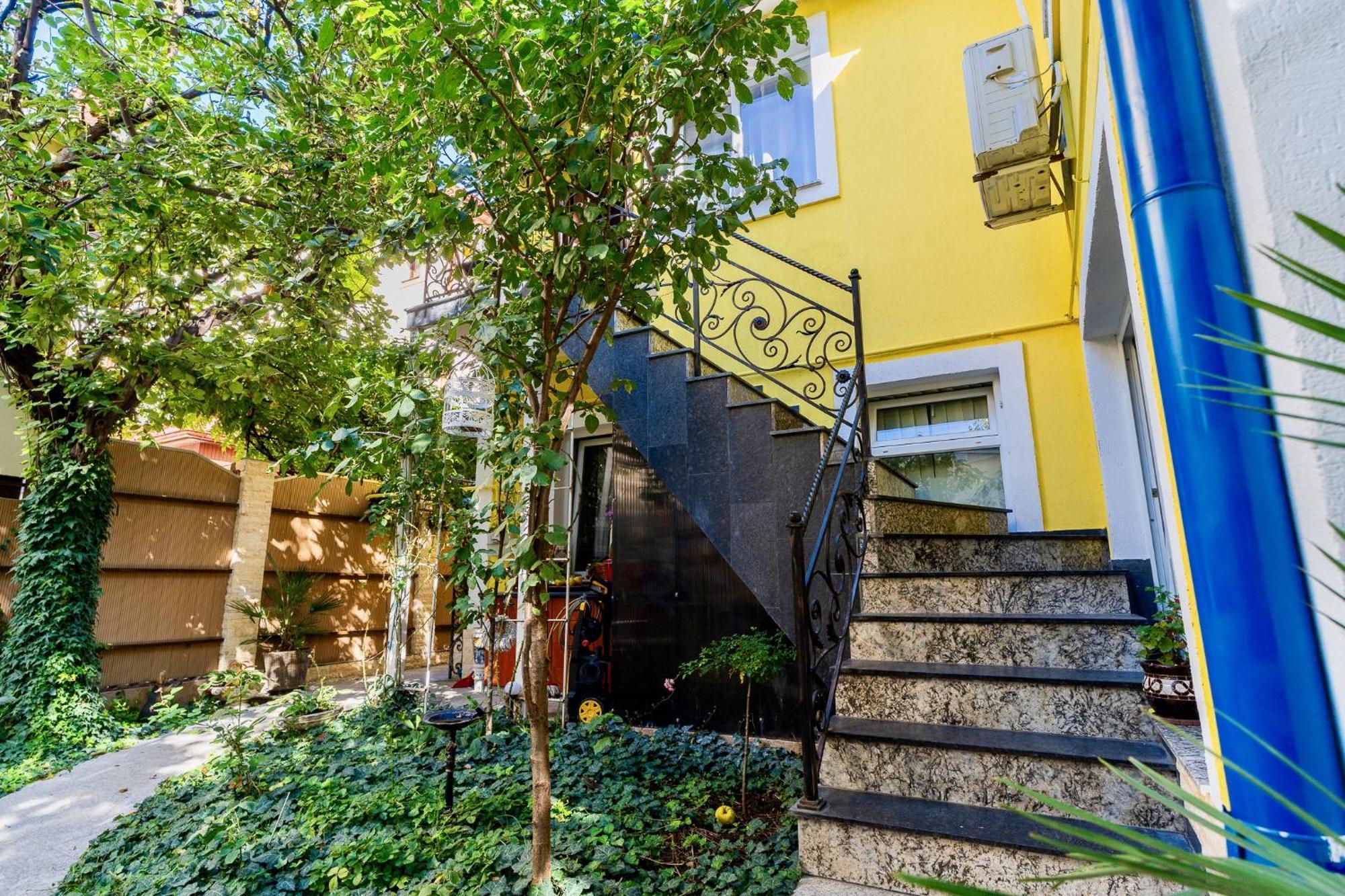 בוקרשט Luxurious Villa With Lush Garden And Huge Terrace Near Herastrau Park מראה חיצוני תמונה