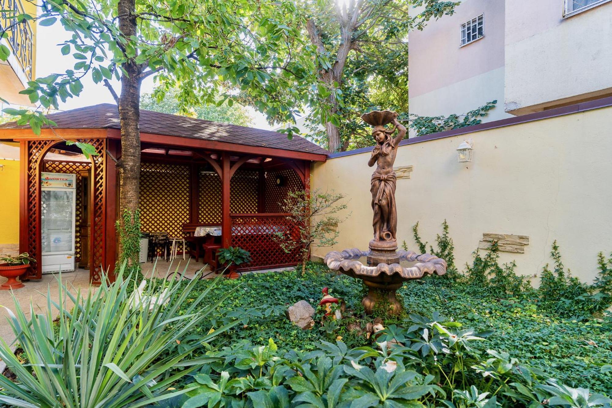 בוקרשט Luxurious Villa With Lush Garden And Huge Terrace Near Herastrau Park מראה חיצוני תמונה