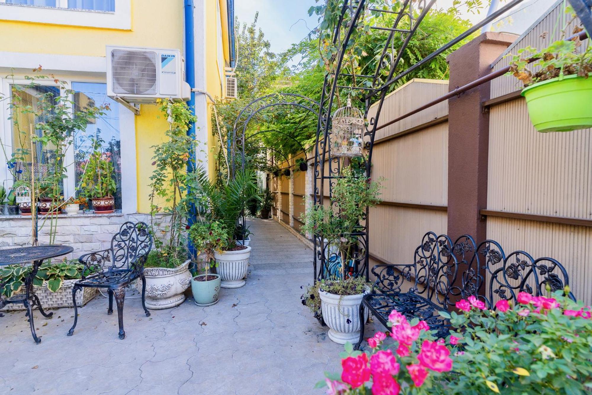 בוקרשט Luxurious Villa With Lush Garden And Huge Terrace Near Herastrau Park מראה חיצוני תמונה